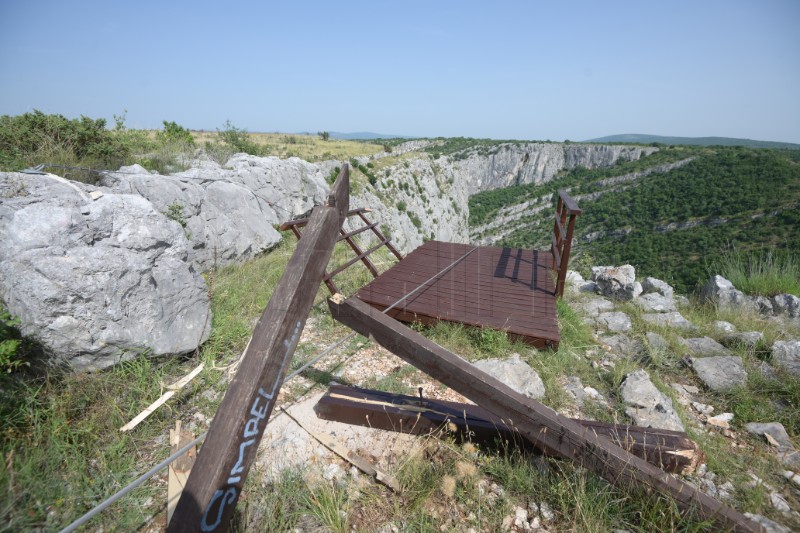 Pad helikoptera u blizini Drniša