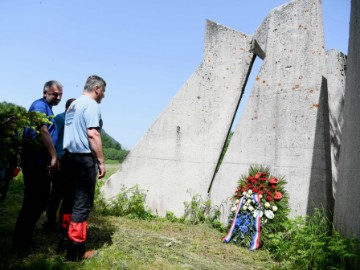 Milanović položio vijenac kod Spomenika Drugoj dalmatinskoj brigadi na Donjim Barama