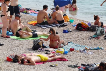 Turisti na plaži u Makarskoj