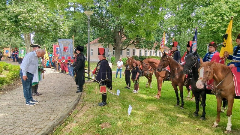 U Ivanićgradu održan mimohod hrvatskih povijesnih postrojba