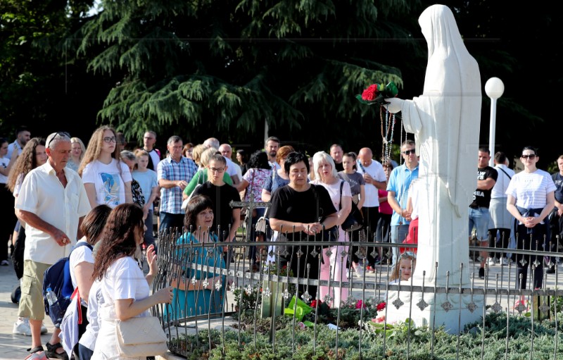 Tens of thousands of pilgrims flock to Međugorje, pray for peace in the world