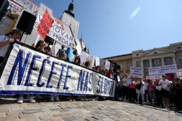 Oko tisuću pravosudnih službenika i namještenika prosvjeduje ispred Vlade 