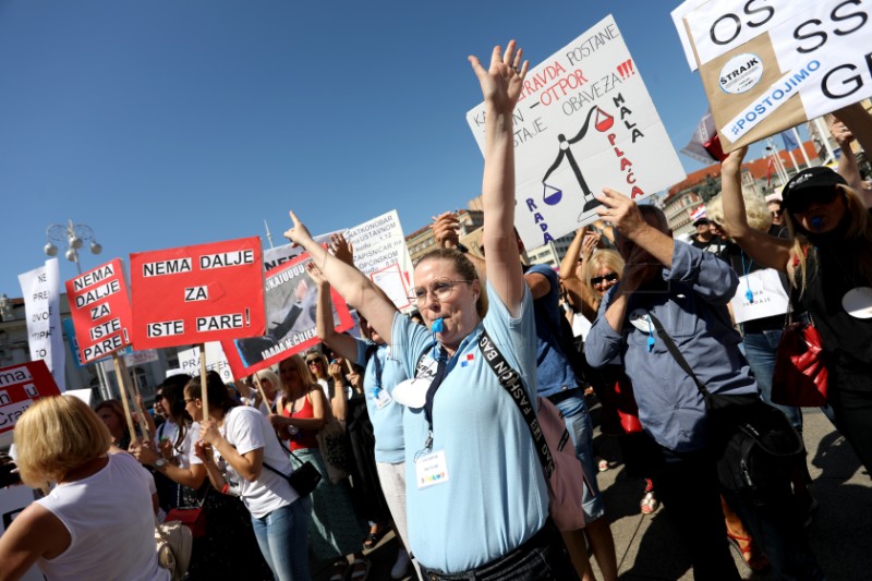 Protesting judicial employees call on justice minister to step down