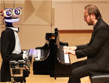 Robot dirigirao orkestrom u Seulu