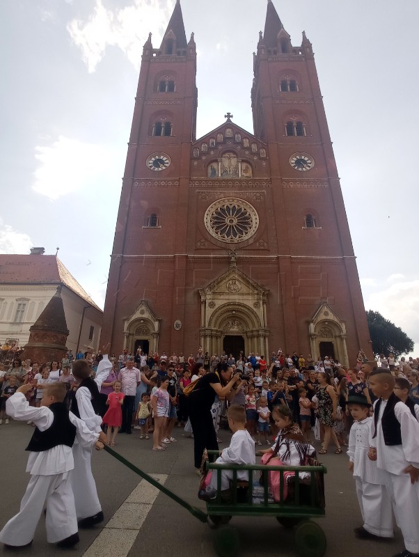 Na Malim vezovima 31 dječja folklorna skupina