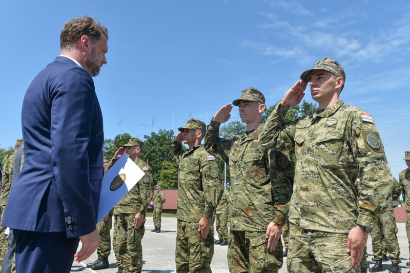 Banožić uručio 54 ugovora o vojničkoj službi