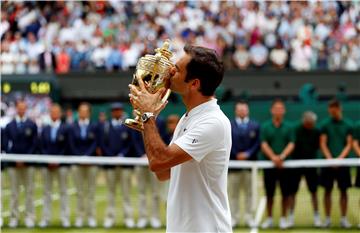 Federer i bez reketa izazvao oduševljenje u Wimbledonu