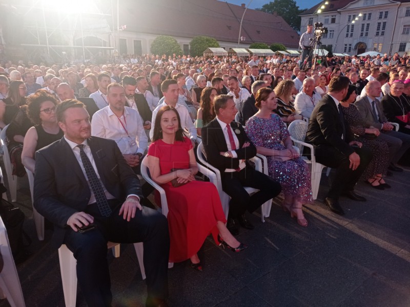 Svečano otvoreni 57. Đakovački vezovi