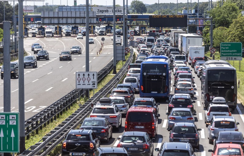 Promet pojačan na većini cesta u smjeru mora, kao i na cestama u priobalju