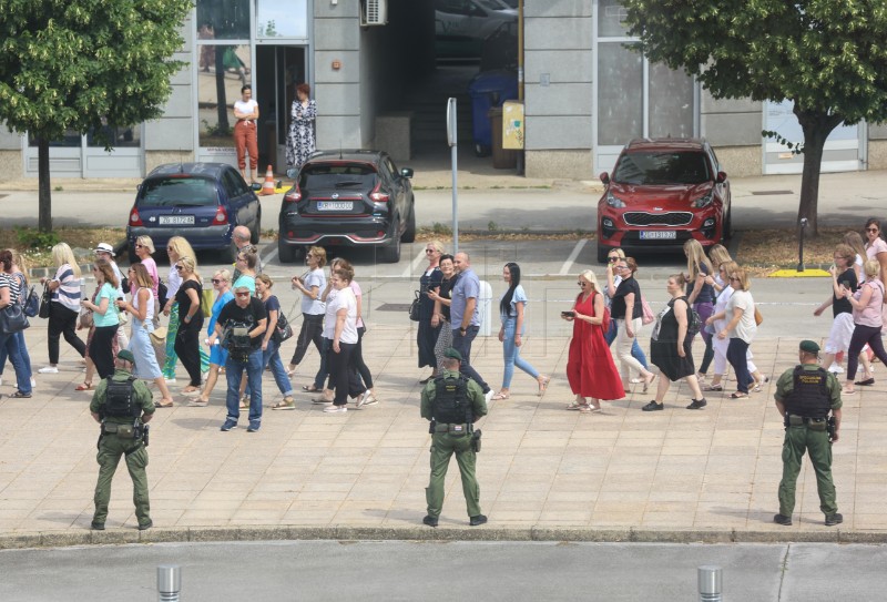 Prosvjedna šetnja dvjestotinjak pravosudnih djelatnika pored NSK nakon odluke Vlade