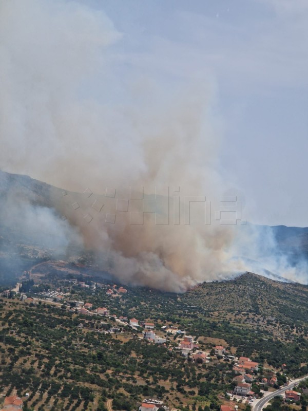 Požar kod Grebaštice i dalje se širi, stanovnici se evakuiraju  