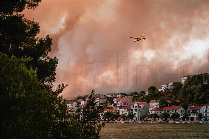 Wildfire at Grebaštica still not contained, evacuation under way