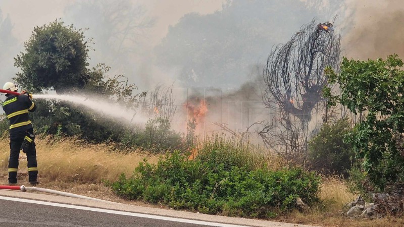 Požar kod Grebaštice i dalje se širi, stanovnici se evakuiraju