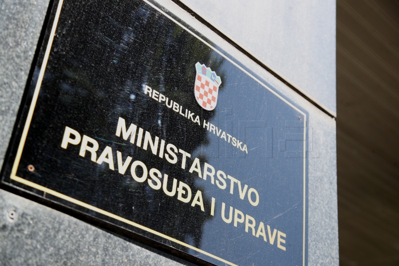 Svijeće i vijenac kod Spomenika  domovini na Trgu Stjepana Radića 