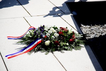 Svijeće i vijenac kod Spomenika  domovini na Trgu Stjepana Radića 