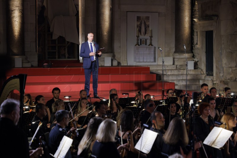 Premijerom Tosce na Peristilu započelo 69. Splitsko ljeto