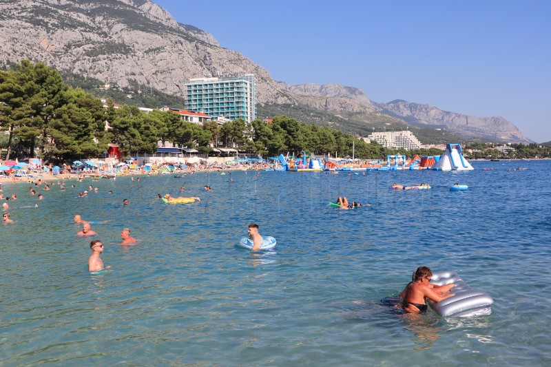 Kupači na plaži u Makarskoj