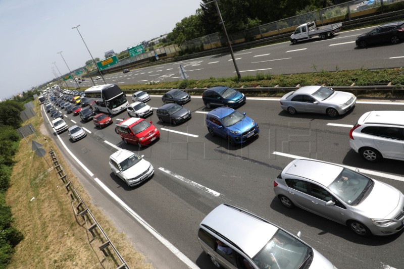 HAK: Pojačan promet u smjeru mora,  očekuju se povremeni zastoji na autocestama