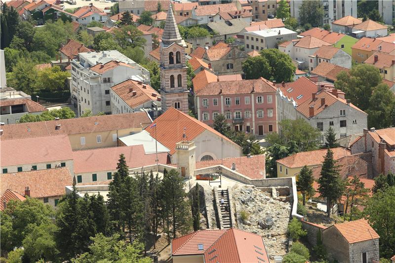 Sinjski HDZ: Neka Bulj poveća plaće i u gradskim ustanovama, Bulj: Laži i obmane