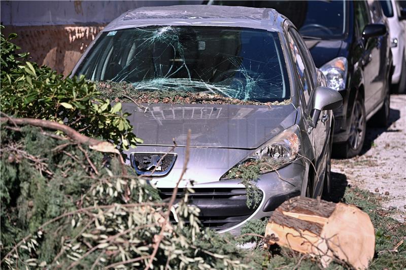 Snažno nevrijeme i olujni vjetar u Hercegovini, oštećena vozila i krovovi kuća