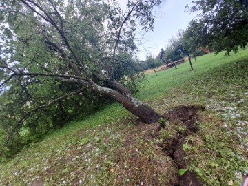 U Karlovcu grmljavinsko nevrijeme s izrazito obilnom i krupnom tučom