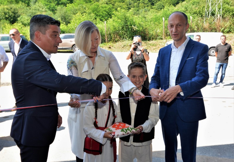 Factory manufacturing organic fertiliser from raw sheep wool opens in Otočac