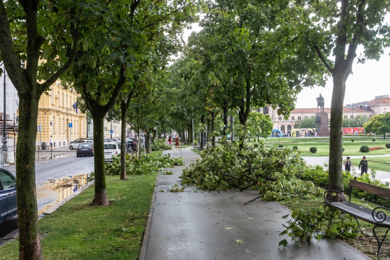 Posljedice nevremena: Četiri umrle, 200 ozlijeđenih, oštećeno oko 2000 objekata