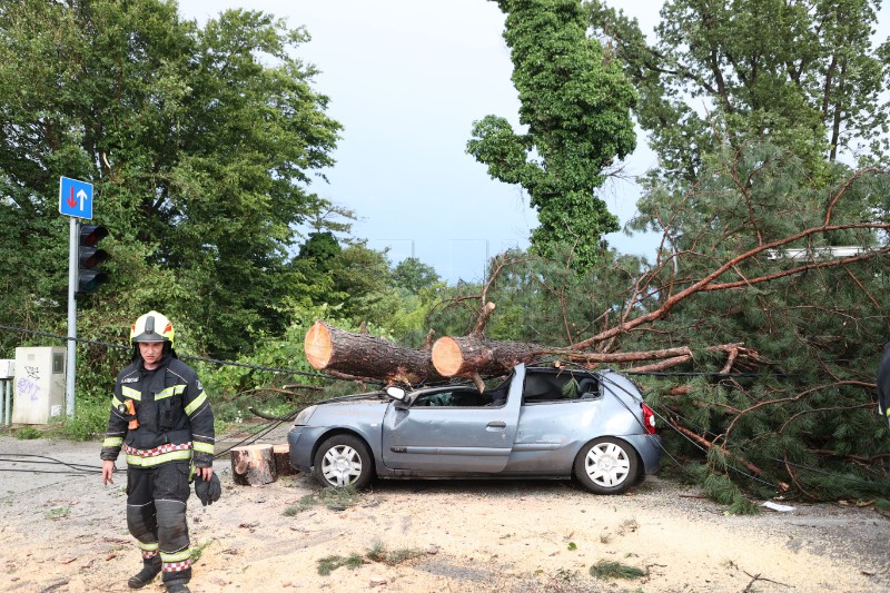 HVZ: Više od 8.600 vatrogasaca sanira posljedice olujnog nevremena 