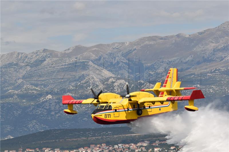 Hrvatski canadair s dvije posade upućen na gašenje požara u Grčku 