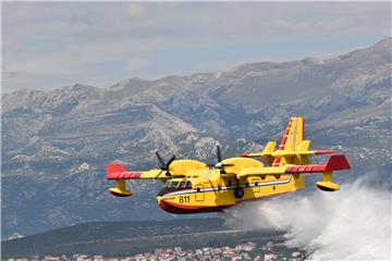 Hrvatski canadair s dvije posade upućen na gašenje požara u Grčku 