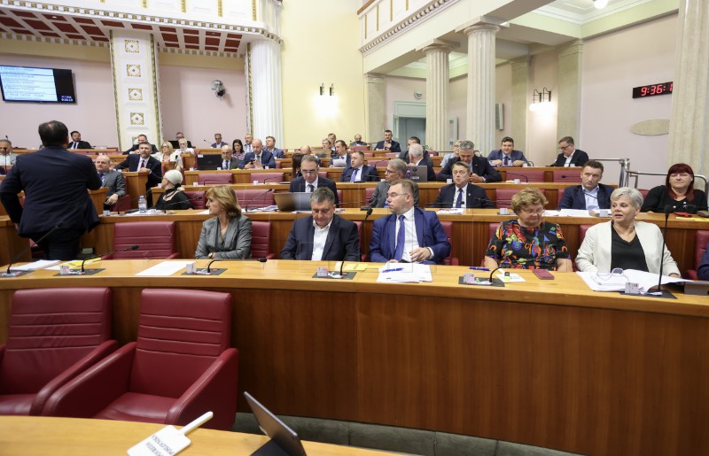 Croatian parliament continues extraordinary session