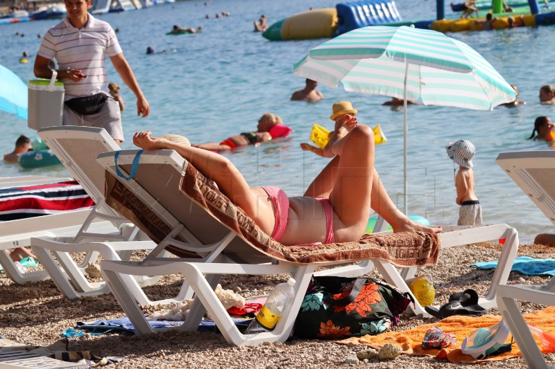  Kupači na plaži u Makarskoj