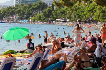  Kupači na plaži u Makarskoj