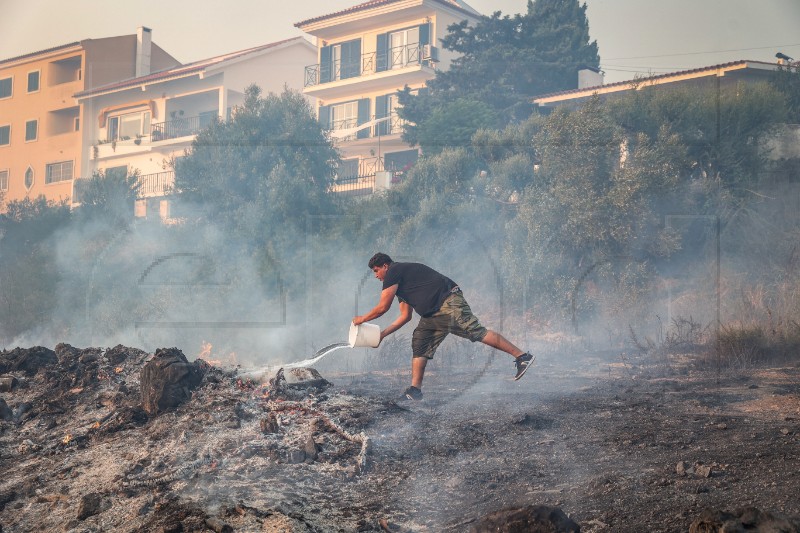 Stotine vatrogasaca pokušavaju ugasiti šumski požar u Portugalu