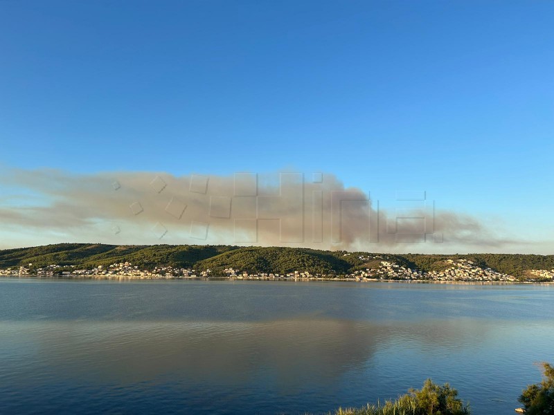 Požar na Čiovu još aktivan, gasi ga 140 vatrogasaca; dvojica uhićenih su stranci