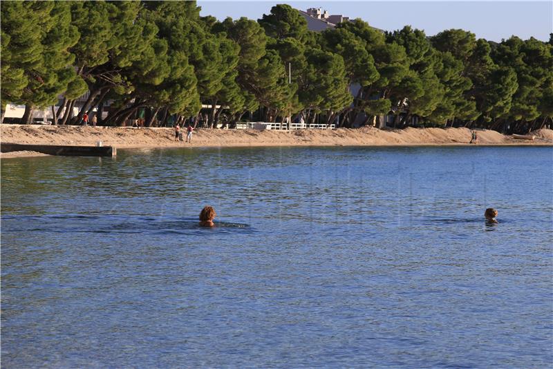 DHMZ: Sunčano i vruće, na kopnu umjerena naoblaka