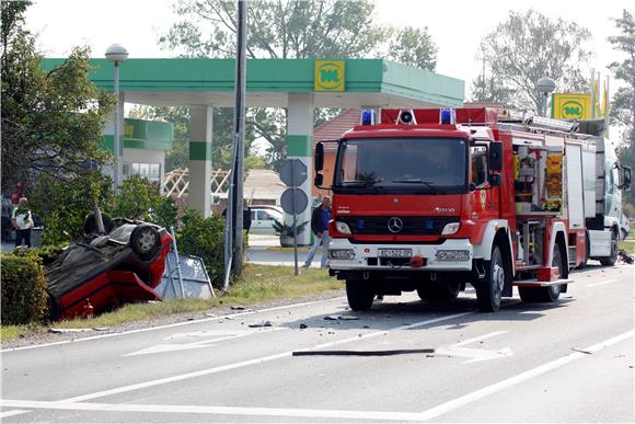 Četiri osobe ozlijeđene, jedna teže, u nesreću koju je izazvala vozačica kamiona (19)