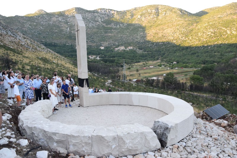 Otkriven spomenik "Trag svjetla" posvećen dubrovačkom vatrogascu Goranu Komlencu