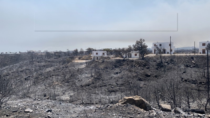 Grčka ponudila besplatan smještaj turistima koji su evakuirani s Rodosa zbog požara