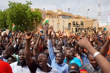 Niger: Prosvjedi podrške u Niameyu dok regija razmatra intervenciju