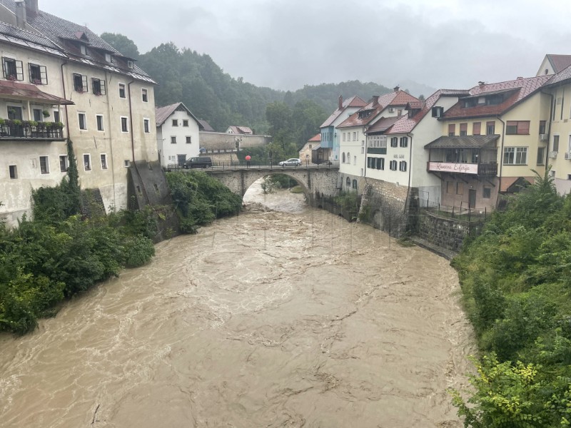 Poplave u Sloveniji: Poneka mjesta evakuirana, druga odsječena