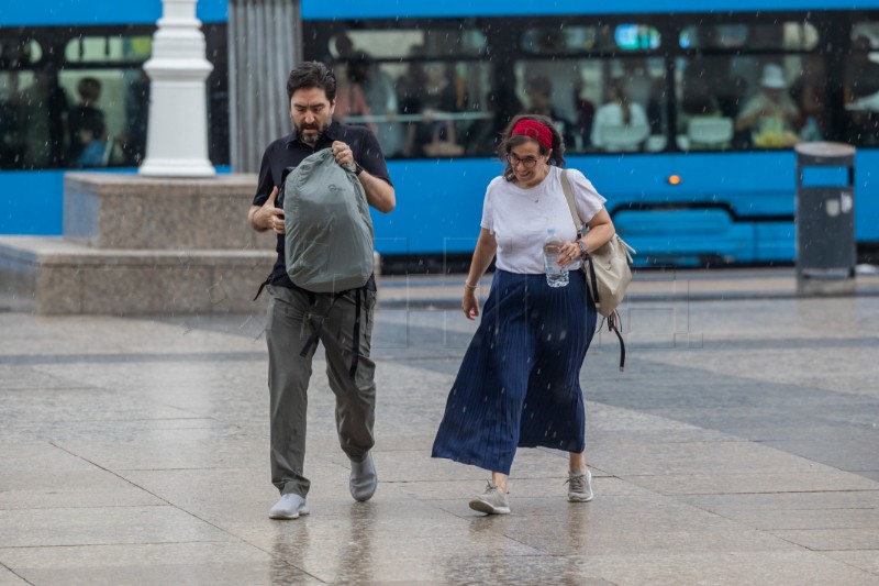 Ljetni pljusak na glavnom zagrebačkom trgu