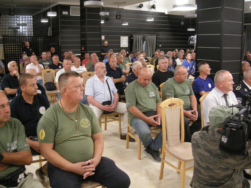 Božinović redarstvenicima u Topuskom: Vi ste bili prvi od prvih