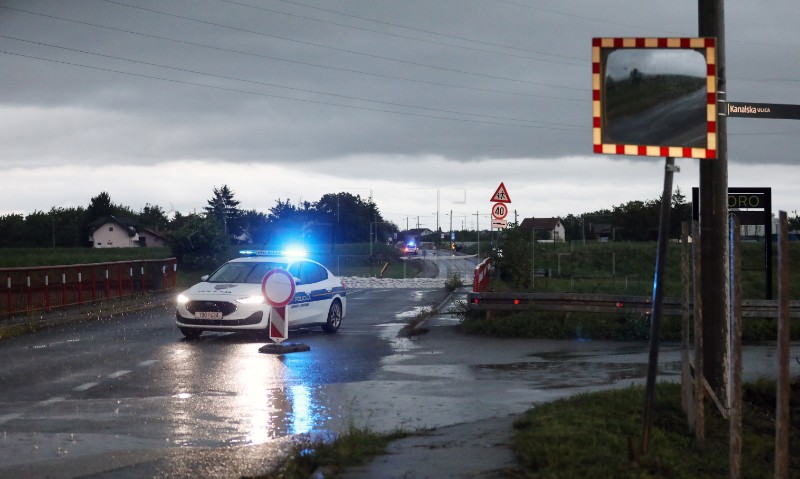 Zatvorene ceste preko oteretnog kanala Sava - Odra