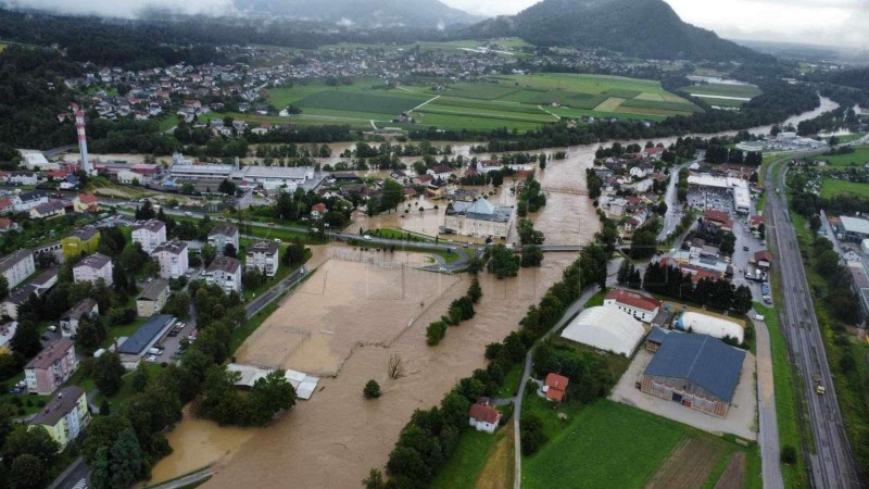 Poplave u nekim mjestima u Sloveniji i dalje jačaju