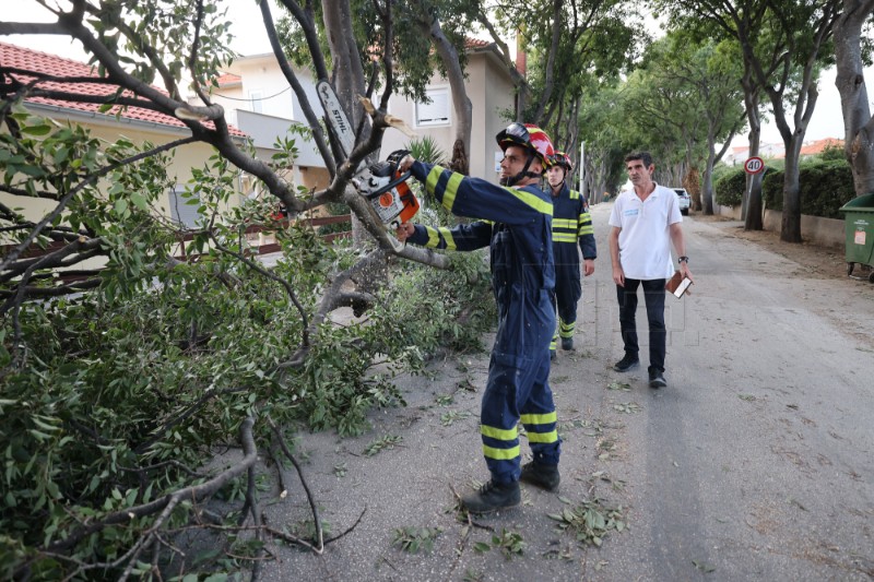 Više od 1.500 vatrogasaca sudjelovalo u sanaciji nevremena u gotovo 400 intervencija