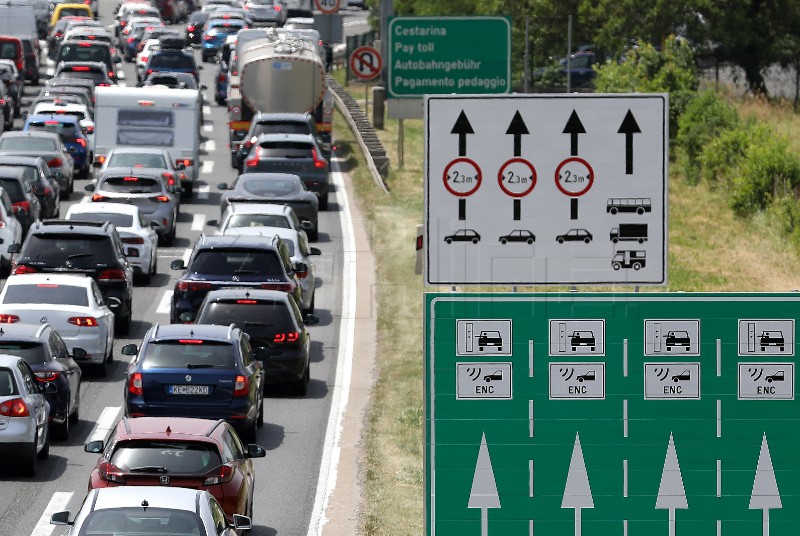 Kolona kod Lučkog kilometar, na Krčkom mostu četiri; kolona i na Istarskom ipsilonu