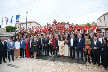 Vojvodin prijam u Alkarskim dvorima