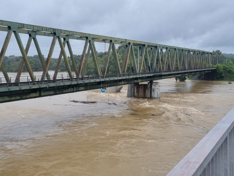 Drava ozbiljno prijeti selima u Podravini, prometnice zatvorene