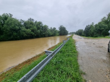 Drava ozbiljno prijeti selima uz Podravinu, prometnice zatvorene